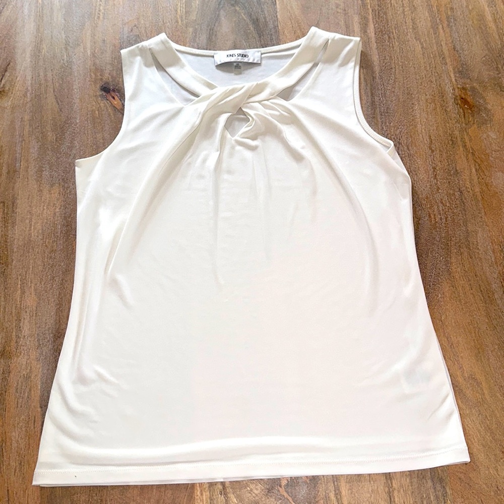 Jones Studio Cream coloured satin sleeveless top with built in lining. size XS